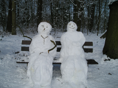 twee-sneeuwmensen-op-een-bankje